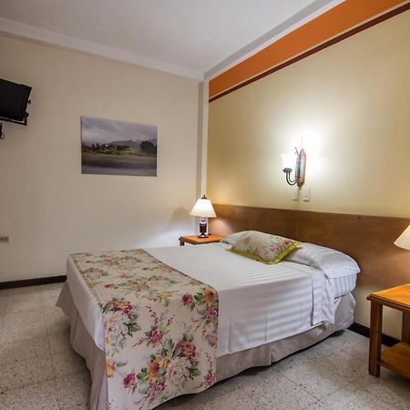 Hotel Valdivia Plaza Jardin Esterno foto